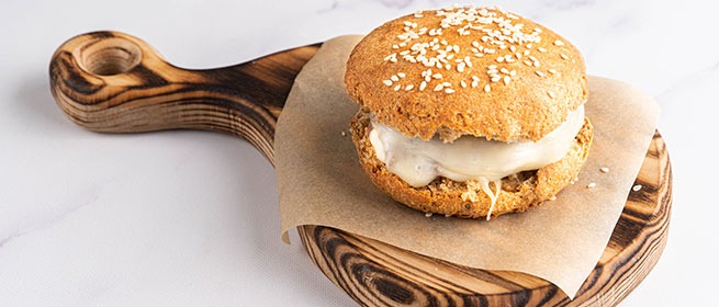 Бургер на цельнозерновой булочке с овощами и постным мясом — полезная, низкокалорийная версия